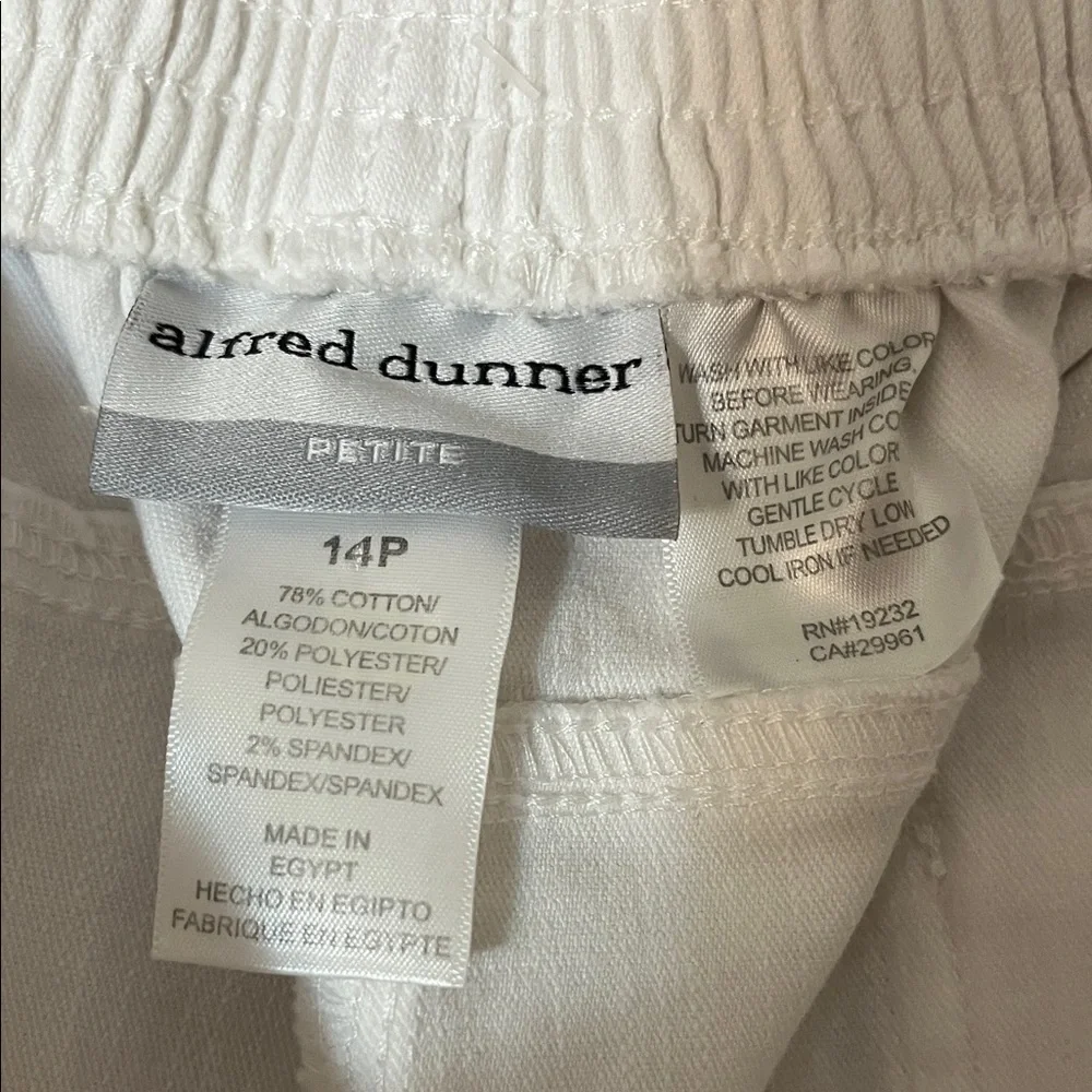 Alfred Dunner Blue Bayou White Capris with Embroidered Detail Elastic Waist 14P - Picture 12 of 14